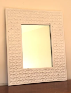 Miroir blanc aux fleurs sculptées