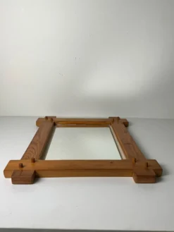 Miroir brutaliste