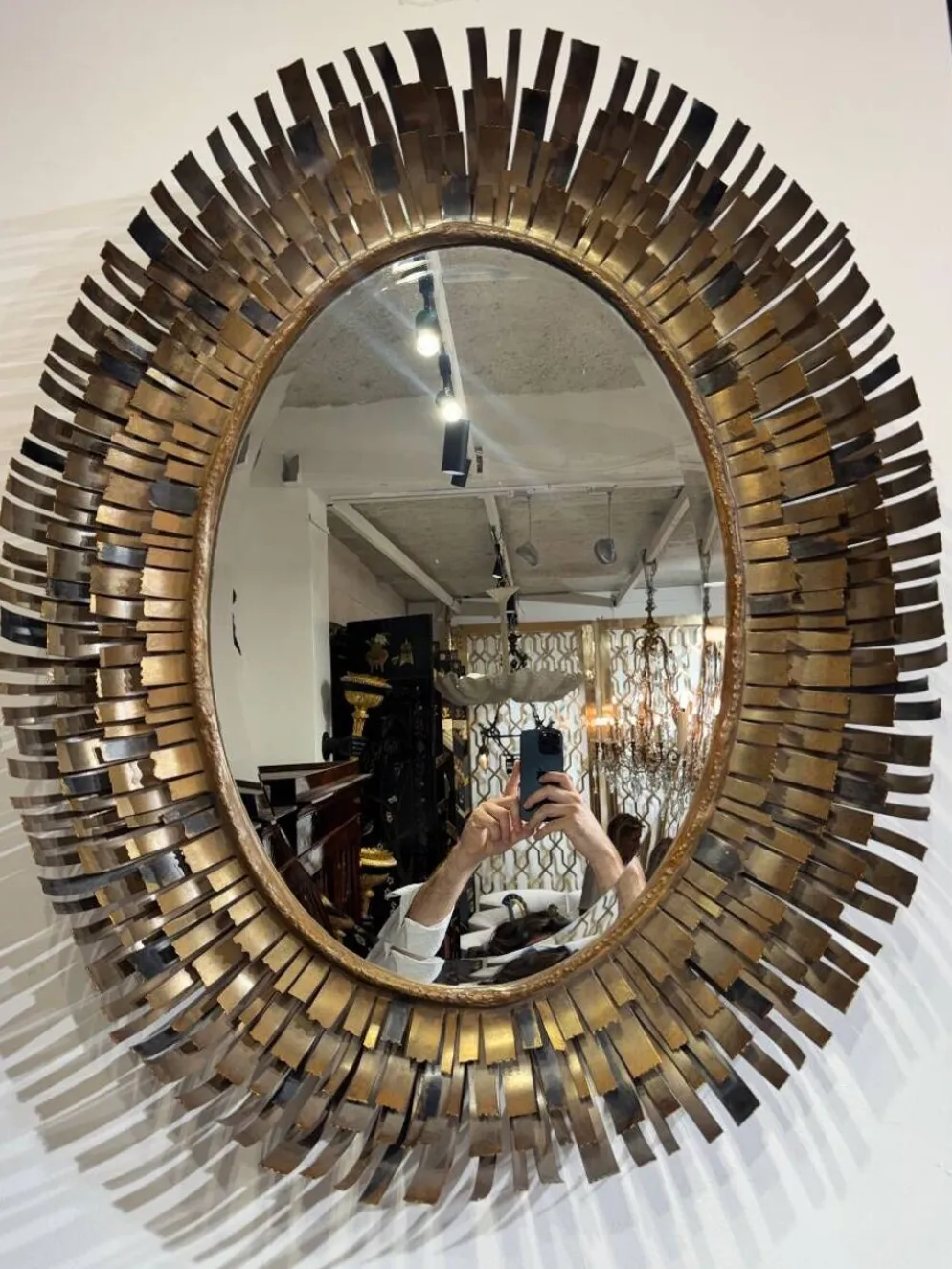 Miroir brutaliste en laiton attribué à Curtis Jere des années 70