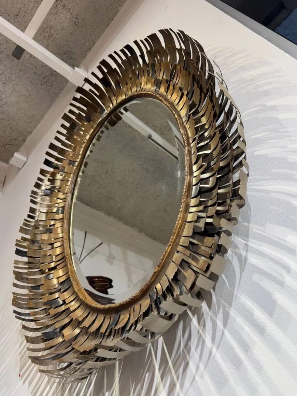 Miroir brutaliste en laiton attribué à Curtis Jere des années 70
