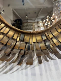 Miroir brutaliste en laiton attribué à Curtis Jere des années 70