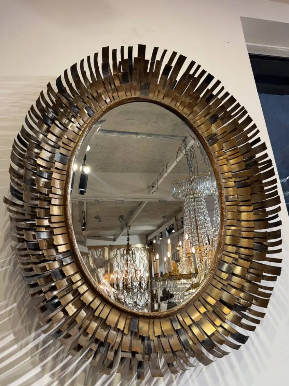 Miroir brutaliste en laiton attribué à Curtis Jere des années 70