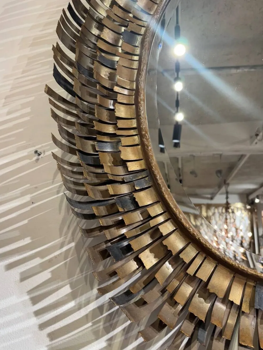 Miroir brutaliste en laiton attribué à Curtis Jere des années 70