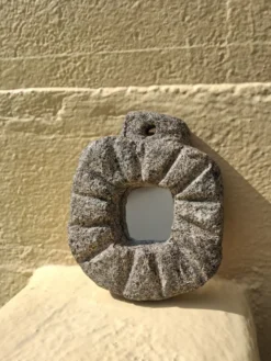Miroir brutaliste en pierre naturelle sculptée à la main
