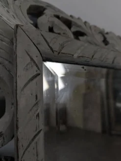 Miroir à cadre en bois sculpté ajouré patiné gris clair