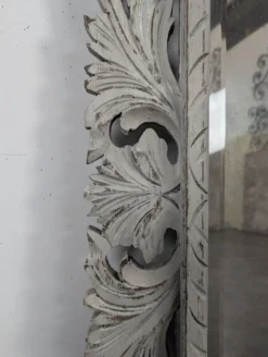 Miroir à cadre en bois sculpté ajouré patiné gris clair