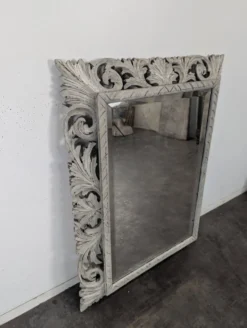 Miroir à cadre en bois sculpté ajouré patiné gris clair