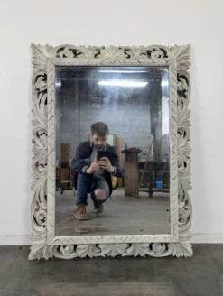 Miroir à cadre en bois sculpté ajouré patiné gris clair