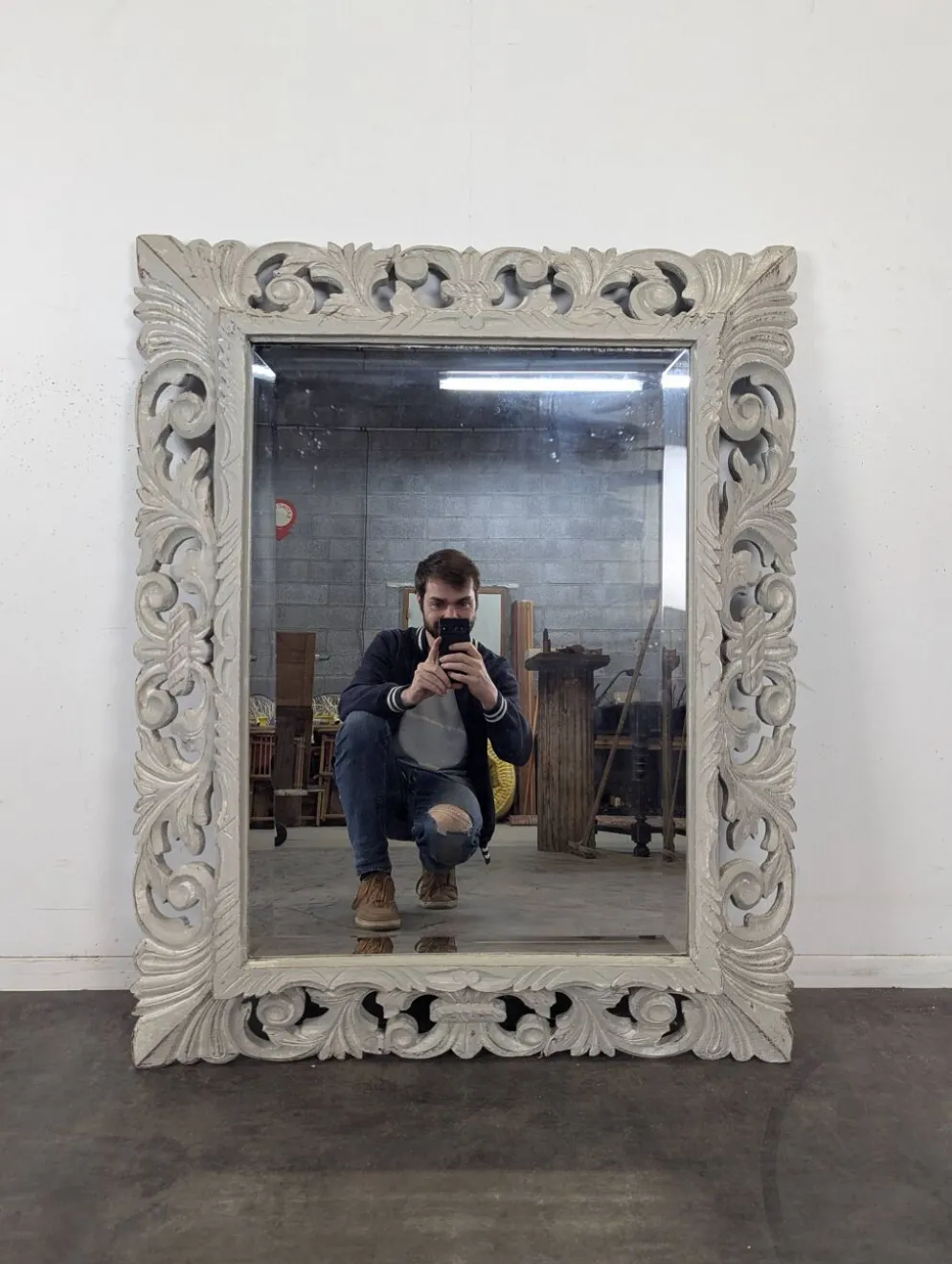 Miroir à cadre en bois sculpté ajouré patiné gris