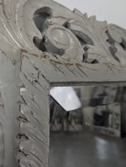 Miroir à cadre en bois sculpté ajouré patiné gris