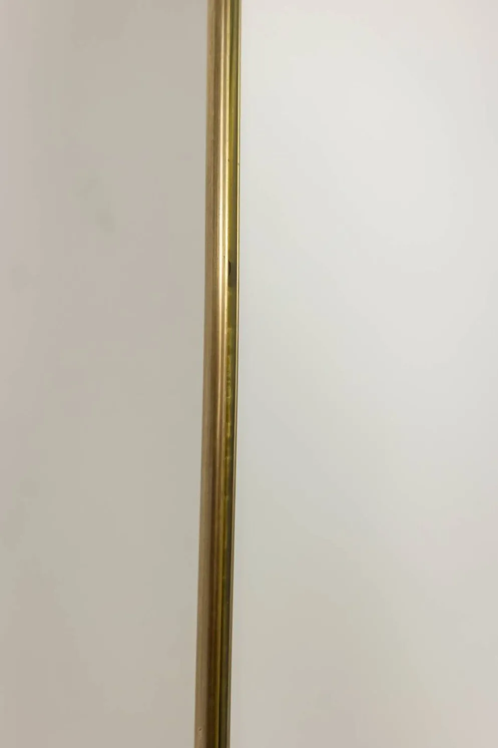 Miroir cerclé de laiton doré. 1980
