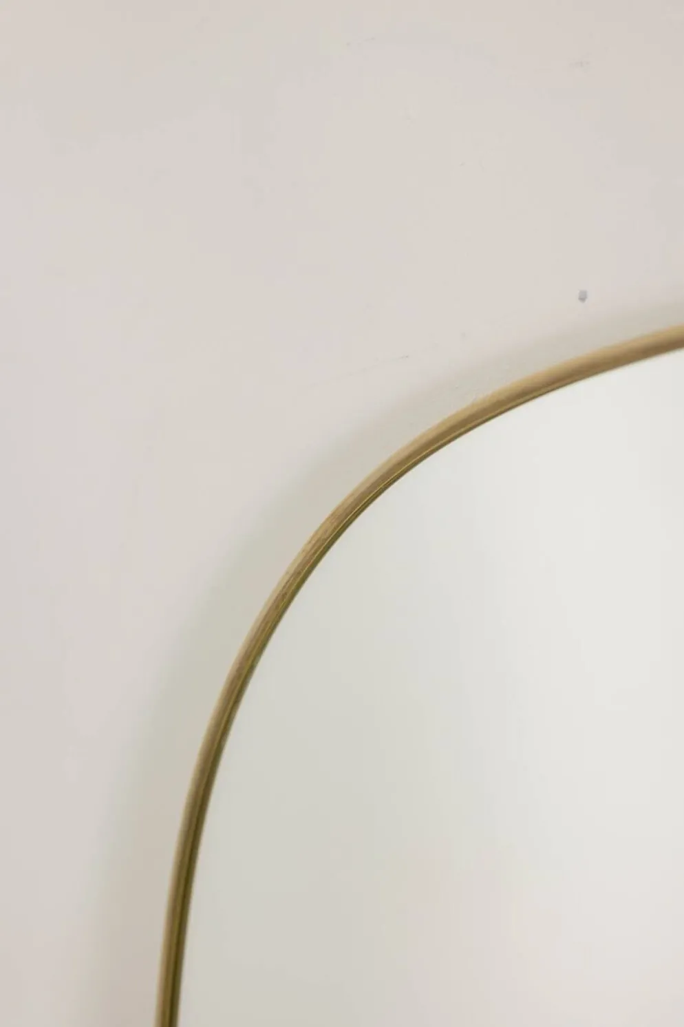 Miroir cerclé de laiton doré. 1980