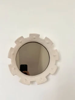 Miroir contemporain français en céramique, « Gioielli » par Renzo Maar