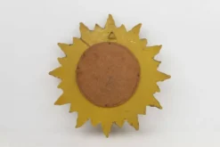 Miroir convexe en résine dorée en forme de soleil, France, années 1960.