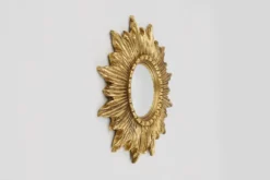 Miroir convexe en résine dorée en forme de soleil, France, années 1960.