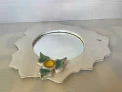 Miroir céramique bord dentelé avec une fleur