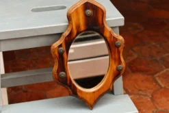 Miroir écusson en pin flammé, 33x22 cm