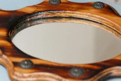 Miroir écusson en pin flammé, 33x22 cm