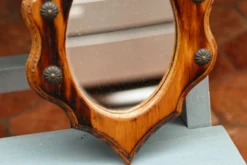 Miroir écusson en pin flammé, 33x22 cm
