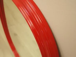 Miroir dans un cadre rouge, design danois, années 1970, fabriqué au Danemark