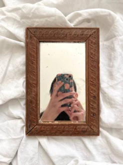 Miroir de barbier ancien verre mercure et cadre en bois sculpté