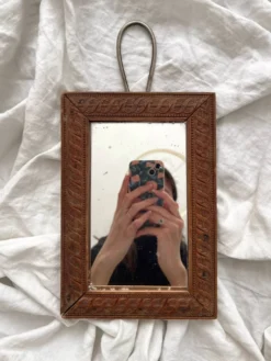 Miroir de barbier ancien verre mercure et cadre en bois sculpté