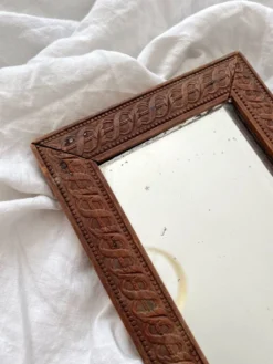 Miroir de barbier ancien verre mercure et cadre en bois sculpté