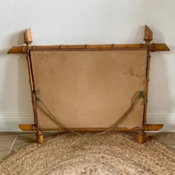 Miroir de barbier en bois tourné