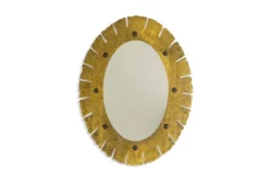 Miroir de forme elliptique en laiton martelé et doré. Années 1950-60.
