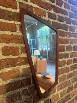 Miroir de forme libre avec cadre en teck, années 1960