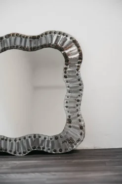 Miroir de Mur Brutaliste Clouté en Métal Années 60 Design Moderne