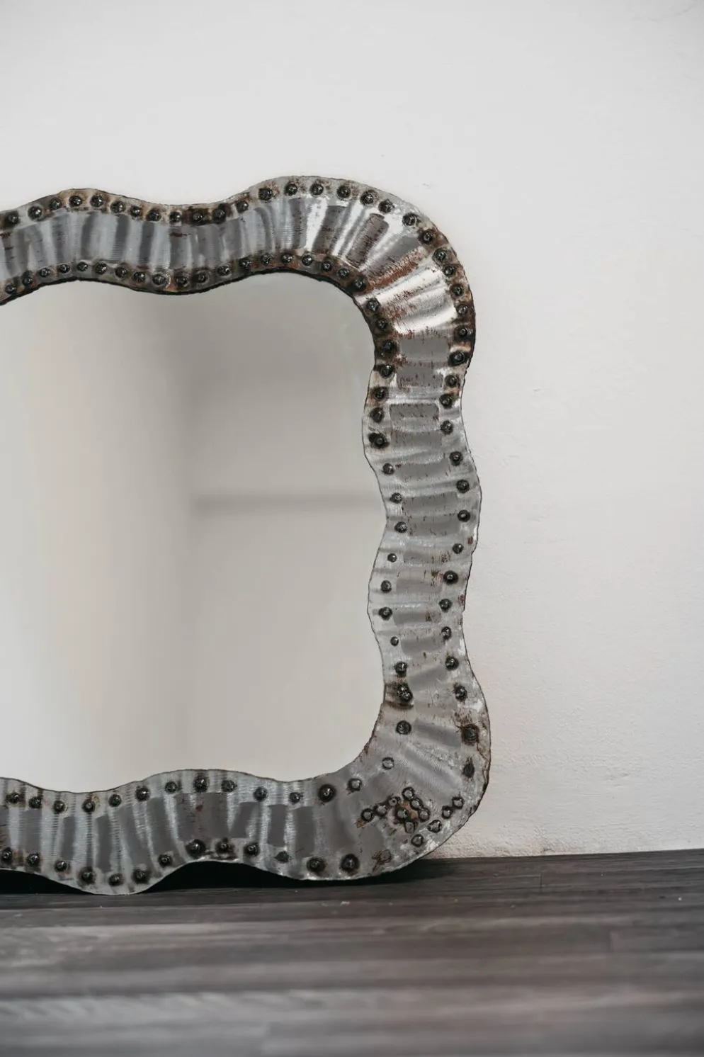 Miroir de Mur Brutaliste Clouté en Métal Années 60 Design Moderne