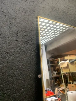 Miroir d’entre deux, glace étroite en métal doré 1950