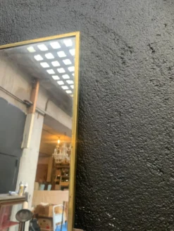 Miroir d’entre deux, glace étroite en métal doré 1950