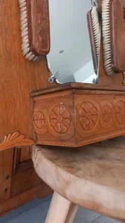 Miroir d'entrée vintage en chêne et ses brosses - années 40 / 50