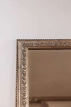 Miroir de parquet, cadre doré à frise de perles