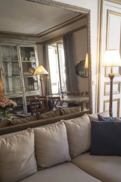 Miroir de parquet, cadre doré à frise de perles
