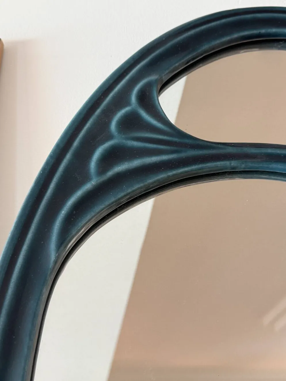 Miroir de style Art Nouveau en fonte émaillée vert impérial – Circa 1980