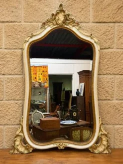 miroir de style Louis XV – Décor rocaille polychrome et doré