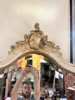 miroir de style Louis XV – Décor rocaille polychrome et doré
