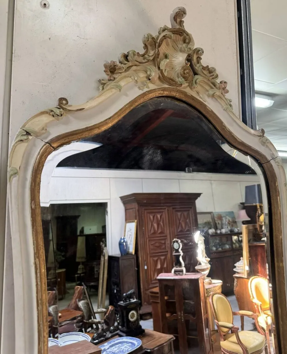 miroir de style Louis XV – Décor rocaille polychrome et doré