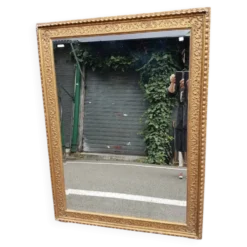 Miroir dore de style italien du 17ème siecle en bois sculpte
