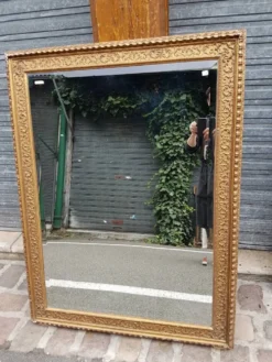 Miroir dore de style italien du 17ème siecle en bois sculpte