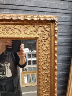 Miroir dore de style italien du 17ème siecle en bois sculpte