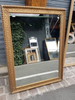 Miroir dore de style italien du 17ème siecle en bois sculpte