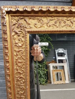 Miroir dore de style italien du 17ème siecle en bois sculpte