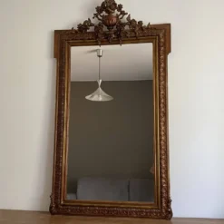 Miroir doré fin 19ème avec fronton décoré. 150x82.