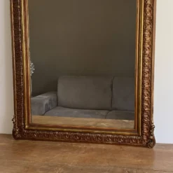 Miroir doré fin 19ème avec fronton décoré. 150x82.
