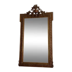 Miroir doré fin 19ème avec fronton décoré. 150x82.