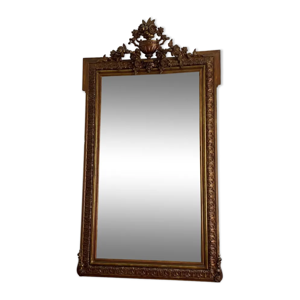 Miroir doré fin 19ème avec fronton décoré. 150x82.